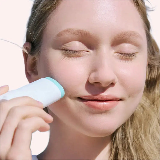 Skin1004 MADAGASCAR CENTELLA HYALU-CICA SILKY-FIT SUN STICK @ Casa de Ella MX 1